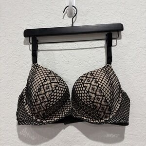 Victoria's Secret Very Sexy Lightly Lined Plunge Underwire Lace Bra Size 38D